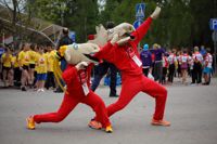 Stafettkarnevalens maskotar Staffina (till vänster) och Staffan söker hem för nästa år.