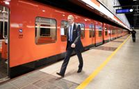HRT:s vd Mika Nykänen visar hur det ser ut vid den nya metrostationen i Finno.