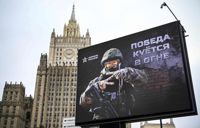 Militärpropaganda utanför det ryska utrikesministeriet i Moskva. Flera organisationer ger nu detaljerade instruktioner för hur ryska män ska bära sig åt för att undgå mobilisering.
