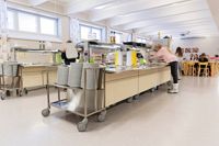 Eleverna vid Kvarnbackens skola tar inte längre sin mat själva. Skolan har återgått till likadan strikt övervakning som man hade efter att de första fyra nålarna hittades.