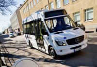 Stadsbussen Rinkeli kör under ljusfestivalen i Borgå.