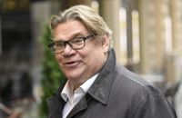 Fritjof Sahlström beskriver sin kollega Olli Kangas historia om hur Timo Soini, dåvarande partiordförande för Sannfinländarna, ställt sig upp efter en presentation Olli hållit. ”Tack, Olli, det var intressant. Men alla vet att det där inte stämmer” ska Soini ha sagt. Och hans ord visade sig i diskussionen efteråt väga tyngre än professorns.