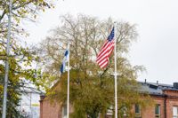 Finlands och USA's flaggor