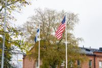 Finlands och USA's flaggor vajade på Nylands brigad under hösten. Då var en avdelning från USA:s marininfanteri på plats och snart anländer en ny.