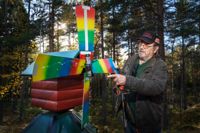 Framför huset ser vi en färggrann väderkvarn som producerar el till en liten lampa fäst vid kvarnen. – När den vänder sig i vinden vet jag från vilket håll det blåser, även när det är mörkt. Jag kan se den genom fönstret, säger Heikki Kärnä.