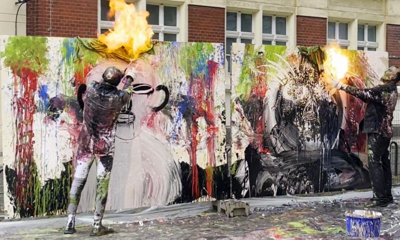 Paint against barriers är en performance där tittaren får bestämma om det är slapstick, satir, eller genialiskt.