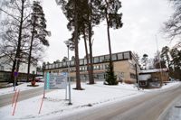 Läkarna som jobbar på Raseborgs sjukhus har haft ett lokalt avtal med HUS som gett dem ett 20 procents lönetillägg. Nu slopas tillägget.