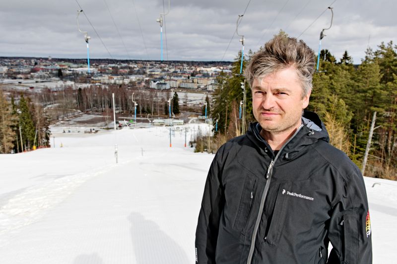 Niklas Blomander kunde öppna skidcentret Kokonbacken den 7 december i år, tack vare vinterns tidiga ankomst. – Det här är ett drömjobb så länge vintrarna är så pass kalla att man inte behöver stressa med tillgången på snö, säger han.