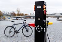 Till cykelservicepunktens utrustning hör bland annat pump, skruvmejslar, öppna nycklar, skiftnyckel och däckjärn.