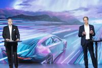 Vd Olaf Bongwald och styrelsens ordförande Jarkko Sairanen berättade på fredagen om Valmet Automotives planer på en listning på Helsingforsbörsen.