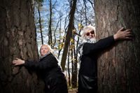 Maija Wilskman och Marjo Huuskonen säger att det inte räcker att bevara de över 200 år gamla tallarna — hela Stansvikskogen behöver bevaras för att inte försämra de ekologiska värdena.