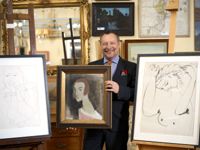 Hallands Auktionsverks ägare Martin Laurell med en tusch av Matisse, Schjerfbecks målning Flicka med lång hals, och en tusch av Picasso.
