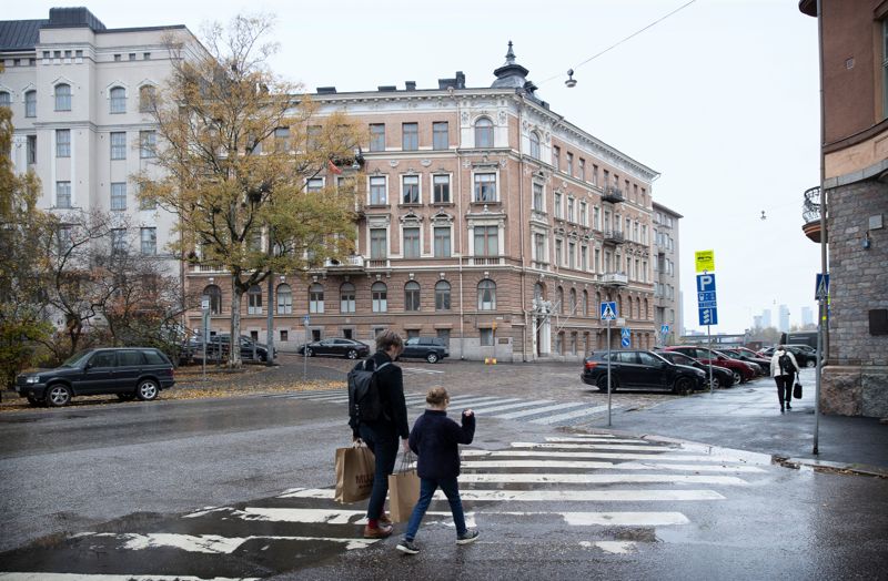 Huset Enen på Skatudden ritades av arkitekten professor Gustaf Nyström. Sommaren 1897 stod det fem våningar höga bostadshuset färdigt. Enen hör till de främsta bland de relativt få bostadsvåningshusen som Nyström planerade.