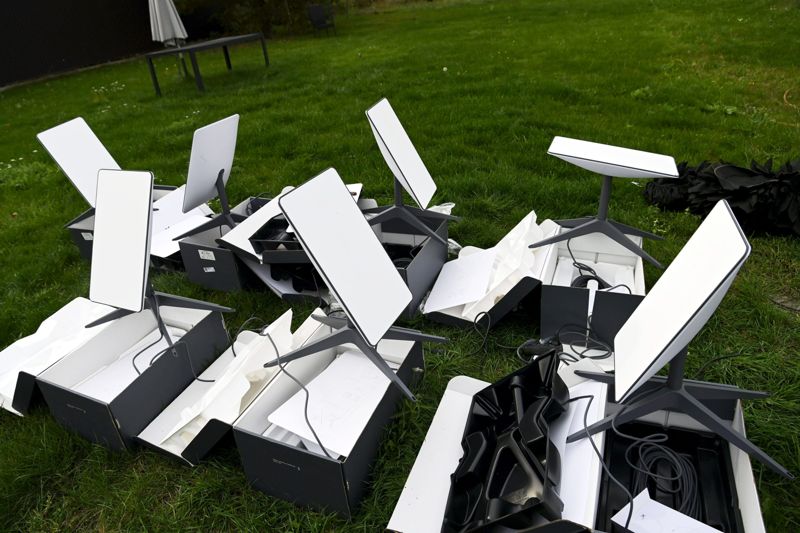 Än så länge behövs en antenn för att använda Starlink. I framtiden lär det bli möjligt att koppla upp mobiltelefonen direkt mot satelliterna för att ringa nödsamtal överallt i världen.