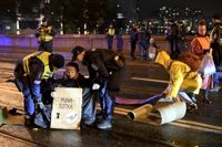 Polisen ingrep i Elokapinas demonstration i oktober efter att demonstranter blockerat Långa bron i Helsingfors.