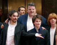 Harry Potter-skådespelaren Robbie Coltrane tillsammans med skådespelarkollegor under premiären av Harry Potter och Fången från Azkaban år 2004. 