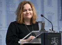 Omsorgsminister Krista Kiuru (SDP) var föräldraledig från februari till början av oktober. Efter att Kiuru kom tillbaka har diskussionen om coronavaccin och boosterdosernas målgrupper återuppväckts, vilket också förklaras av att smittfallen ökar igen, precis som förväntat.
