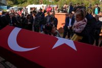 Begravningarna inleds av de många döda i gruvolyckan i Turkiet.