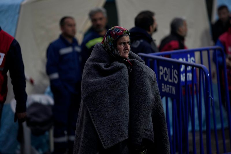 Anhöriga väntar på besked om dödsfall i gruvolyckan i Turkiet.