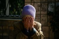 80-åriga Luba håller händerna för ögonen. Hennes stad Bakhmut i östra Ukraina har varit under kraftig beskjutning den här veckan.