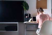 Högutbildade finlandssvenskar fyller halvskumma webbplatser med innehåll. Att vara innehållsskribent är inget man skyltar med på sitt cv. 