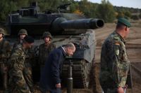Tysklands förbundskansler Olaf Scholz passerar en Leopard 2-stridsvagn under en exercis i norra Tyskland i oktober.