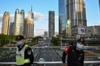 Kinas nollcovidpolitik stänger fortfarande stora delar av samhället. Väktarna i finansdistriktet Lujiazui i Shanghai slår vakt om att alla regler följs.