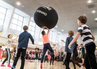 För att spela jättevolleyboll behövs både spelöga och samarbete. Det här är en av aktiviteterna i Tölö sporthall under höstlovet.