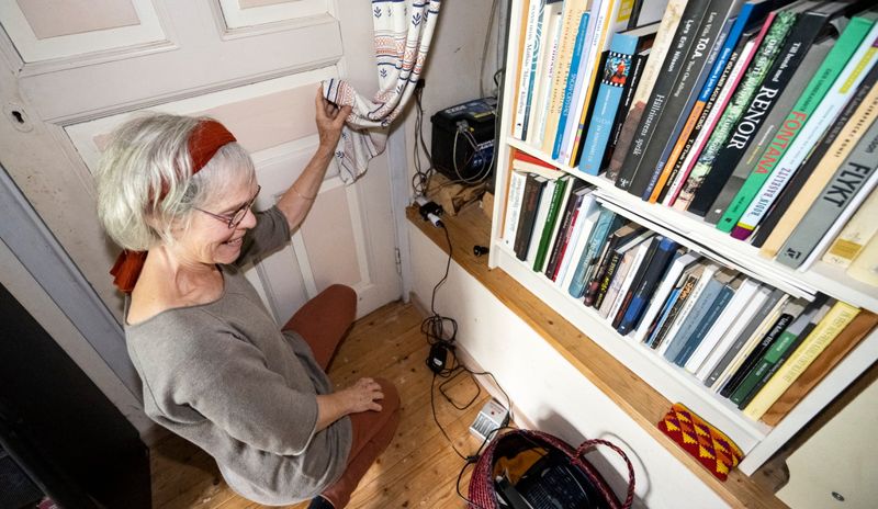 Elcentralen. Här laddar solcellen från 1980-talet upp ett 12-voltsbatteri som sedan ger ström för laddning av mobil och 1,5 volts batterier till radion.