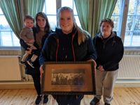 Det har ordnats mycket teater på Svenskborg. Johanna Wiksten håller upp en bild från en föreställning år 1933. Alexsina Gustafsson med sonen Amos och Carina Nyholm hör också till föreningens aktiva.