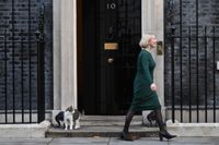 Storbritanniens nyvalda premiärminister Liz Truss har rekordlåga siffror. Frågan är hur länge hon får stanna på Downing street 10.