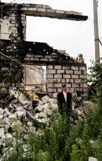 Sasha Lastivka tog tidigare under hösten bilder vid skadade byggnader i Kievregionen.