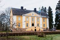 Kommendatshuset i Lovisa har haft många funktioner genom åren. Bilden är från november 2019, just nu är huset täckt av en presenning och taket renoveras.