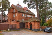 Bertel Jung ritade huset till sin familj. Han planerade också Brändö villastadsdel där det finns.