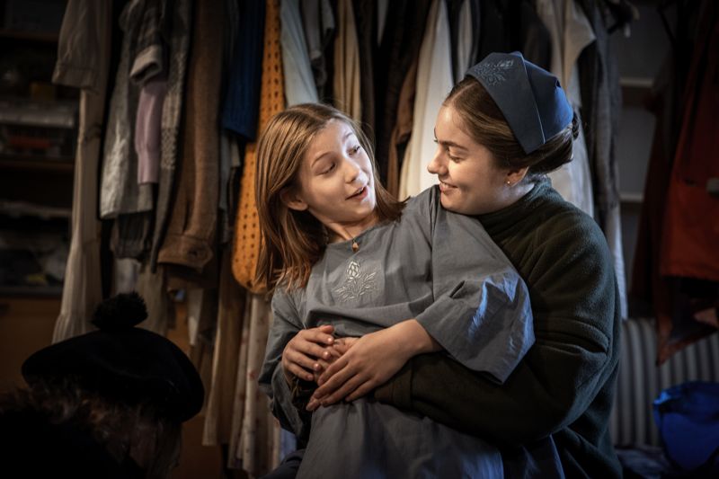 Skådespelarkollegorna Salma Sarkola och Chloe Galbe myser bland 20-talskläder och annan rekvisita.