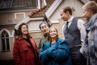 Eva Frantz mötte upp skådespelarna Chloe Galbe, Salma Sarkola, Wilhelm Enckell och Theo Zilliacus under filminspelningarna vid Svidja slott på måndagen.