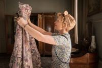 Lesley Manville är en hushållerska som drömmer om att äga en haute coutureklänning från Christian Dior.