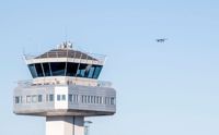 Ett litet propellerplan flyger i närheten av flygledartornet vid flygplatsen i Bergen. Flygplatsen stängdes under morgonen efter drönarobservationer i närheten.