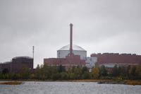 Det var när Industrins Kraft gjorde servicearbeten vid den tredje reaktorn i Olkiluoto som ett fel upptäcktes. Tidigast tre månader efter detta kommer den kraftigt försenade reaktorn att vara i regelbunden elproduktion.