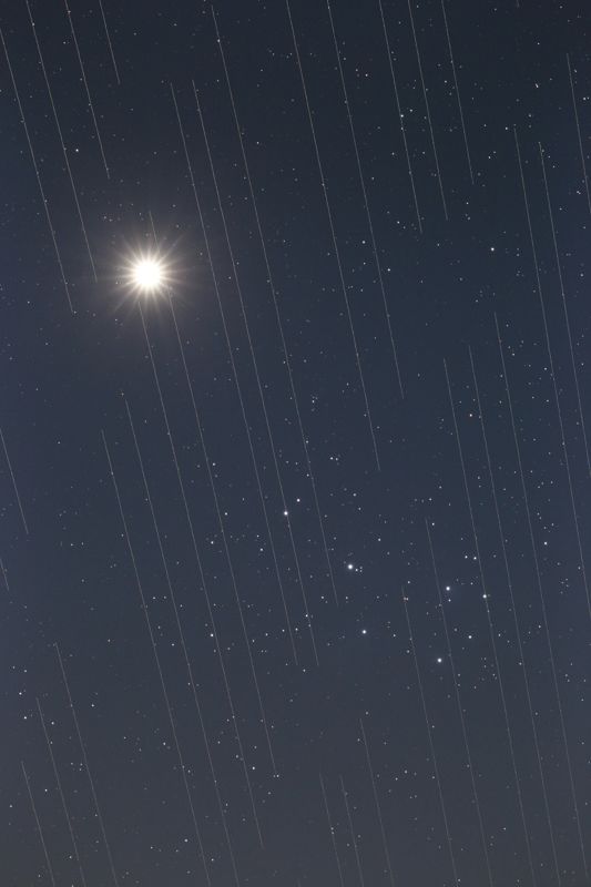 Starlinksatelliter orsakar ljusförorening. En lång exponeringstid innebär att kamerans sensor samlar in information i flera sekunder. Under denna tid hinner satelliter flytta sig på himlen. På bilden lämnar satelliterna streck efter sig.