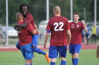 FC Lovisas herrar spelar division 3-fotboll nästa säsong. Bilden från säsong 2019 då Rambo Toto jublar över en fullträff i division 4.