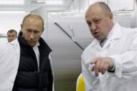 Oligarken Jevgenij Prigozjin, kallad "Putins kock", är mannen bakom Wagnergruppen. I denna bild från 2010 sägs han visa Vladimir runt på sin skolmatsfabrik utanför S:t Petersburg.