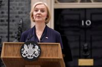 Storbritanniens premiärminister Liz Truss meddelar om sin avgång utanför 10 Downing Street.