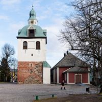 Lilla kyrkan och klockstapeln vid domkyrkan i Borgå 2020.