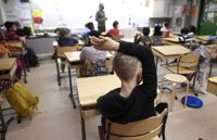 Skrivkunskaperna hos pojkar i svenskspråkiga skolor ligger på samma nivå som flickor som läser finska eller svenska som andraspråk i årskurs ett och två.