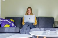 Sara Nöjd startade sitt företag Lifestyle Holistica medan hon ännu bodde i Schweiz. I våras flyttade hon hem tillbaka till Ekenäs.