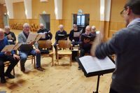Hangö manskör har fått en krävande uppgift men börjar nu vänja sig vid musiken.