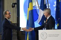 Sveriges utrikesminister Tobias Billström skakar hand med kollegan Pekka Haavisto på sitt första besök till Finland. Utrikesministrarna diskuterade det aktuella säkerhetsläget och status för ländernas Natoansökningar.