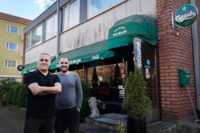Seref Güler och Ömer Günaydin kan bli de sista krögarna på Rixi Baari vid Storsvängen på Drumsö. Helt omöjligt är det inte att det blir en restauranglokal också i de nya husen, men den den stora uteserveringen i trädgårdsstil blir knappast kvar.