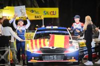 Kartläsaren Enni Mälkönen (till vänster) blev WRC-rallyns första kvinnliga världsmästare.